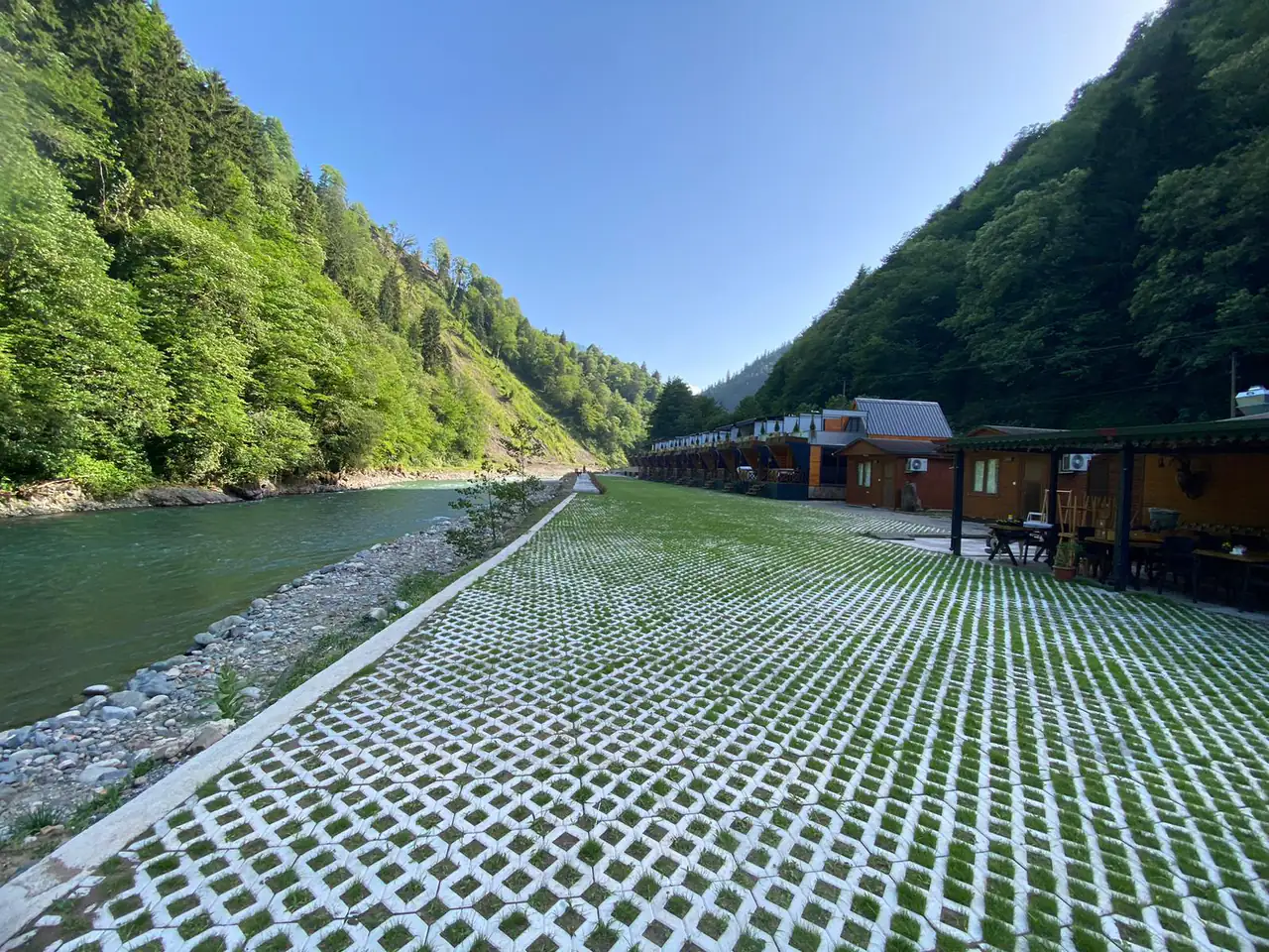 Yeşilton Tatil Köyü’nün dere kıyısındaki ahşap konaklama yapıları